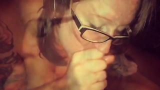 Взрослая женщина в очках делает минет и глотает сперму