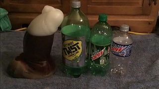 Старуха с  целлюлитной задницей мастурбирует прыгая на толстом дилдо