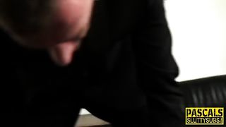 Татуированная кокетка качествен протестирована двумя возбужденными членами