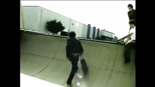 Скейтерша отсасывает пенисы парням на спортивной площадке