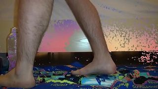 Мужик садится на бутылку и растягивает свой раздолбаный анус двумя руками