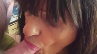 Зрелый транс пососал мужику до камшота на лицо и подрочил свой хер до оргазма