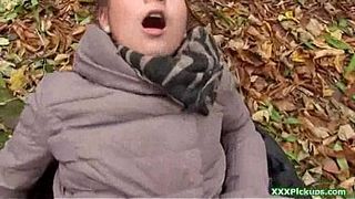 Одногруппник в парке присунул худой студентке на лавочке и на земле