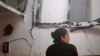 Замужняя баба мастурбирует в гараже и показывает круглую жопу