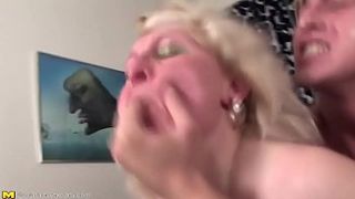 Молодой парень жестко ебёт зрелых домохозяек и заливает их спермой